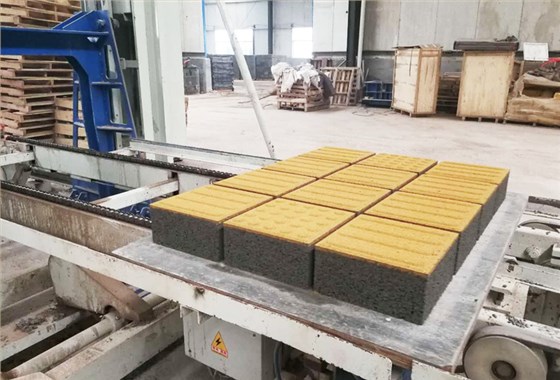 人行道透水磚設(shè)備