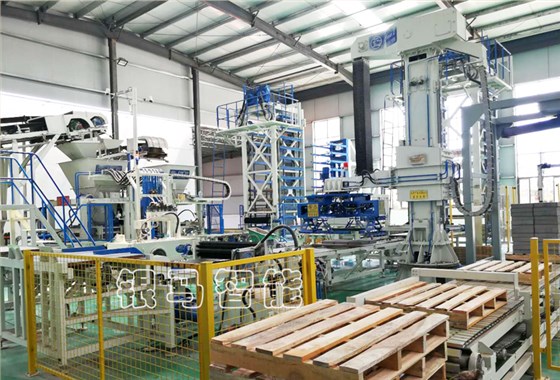 便道磚生產(chǎn)設(shè)備：透水磚機(jī)液壓系統(tǒng)安裝對(duì)人員的要求有哪些？