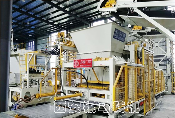 全自動(dòng)新型磚機(jī)：透水磚機(jī)工業(yè)固廢全兼容，距離生態(tài)更進(jìn)一步！