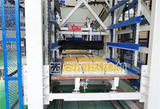 人造仿石磚生產(chǎn)線：空心磚機(jī)固廢制磚新工藝，高壓振搗擠溶！