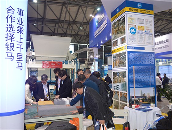 參觀客戶進(jìn)一步了解我們的磚機(jī)制品