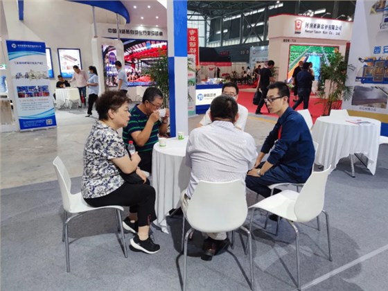 中國建材聯(lián)合會副會長磚瓦工業(yè)協(xié)會會長孫向遠、副會長許彥明、秘書長周炫等領導，專程來到正在安徽國際會展中心參展的西安銀馬展廳