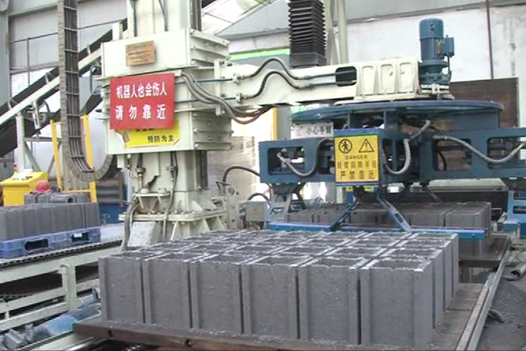 銀馬水泥空心磚機優(yōu)勢分析
