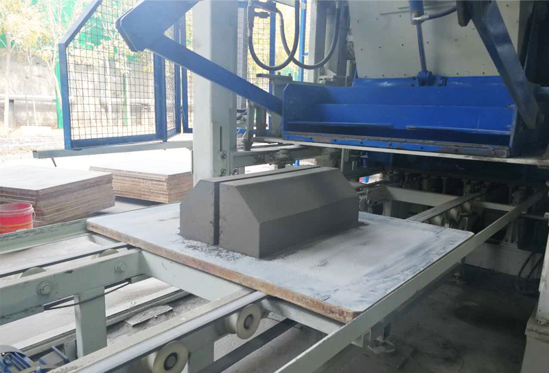 路面磚制磚生產(chǎn)線制品有哪些普通制品無法企及的優(yōu)點？