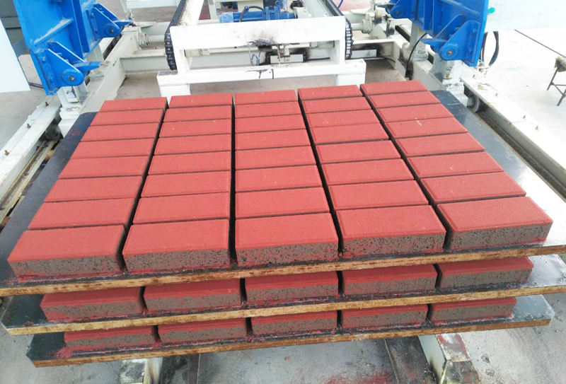 透水磚機：噴油潤滑適用于那種情況？