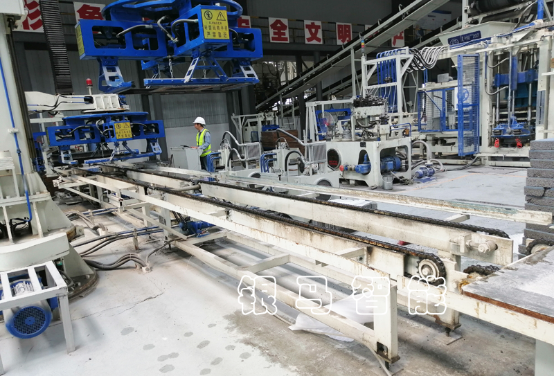 如何減少自動(dòng)制磚設(shè)備砌塊磚機(jī)在生產(chǎn)中的磨損？