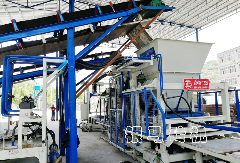 透水磚機(jī)：鋼渣尾礦制磚設(shè)備繪環(huán)保藍(lán)圖，筑綠色風(fēng)景！