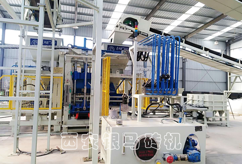 全自動磚機(jī)生產(chǎn)線：透水磚機(jī)設(shè)備考察之底座的重要性！