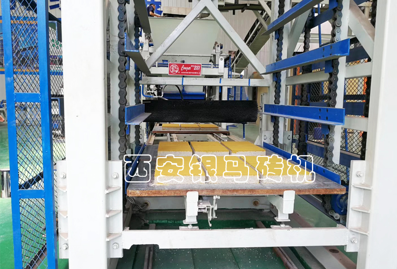 人造仿石磚生產(chǎn)線：空心磚機(jī)固廢制磚新工藝，高壓振搗擠溶！