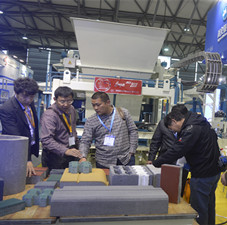 上海寶馬展我們業(yè)務經(jīng)理講解我們的設備_副本